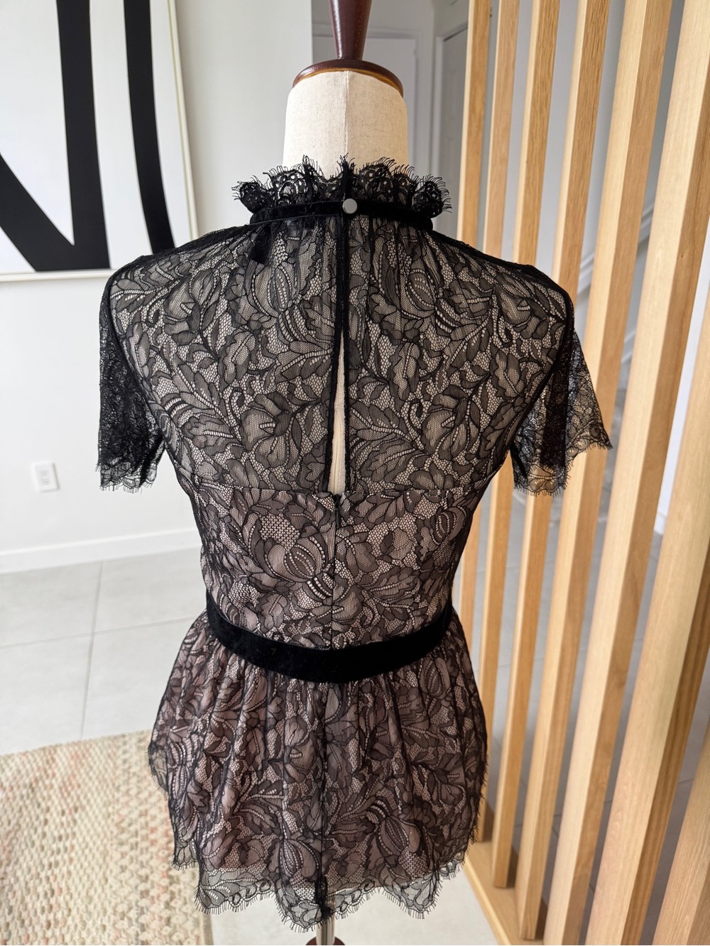 🌸White House Black Market Black Lace Peplum Blouse size 0 Preppy Fairy Feminine - Picture 10 of 11